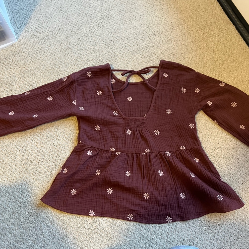 Maroon 3 1/4 length sleeve blouse w peplum waist. Cotton material. Size M.